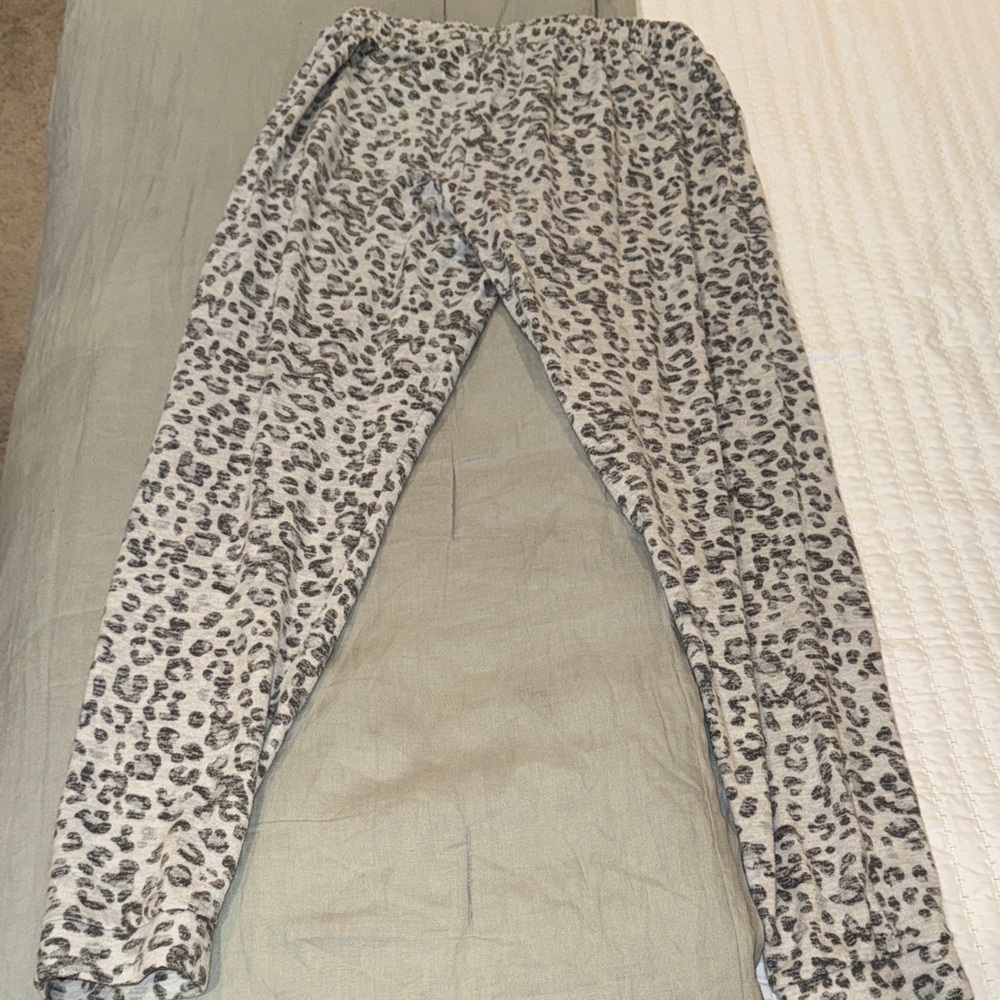 Leopard Print Women's Lounge Set - Picture 6 of 8
